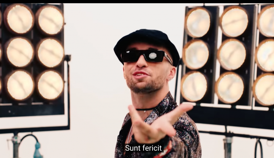 VIDEO/Cel mai cunoscut vlogger francez rupe cu o melodie cântată în românește