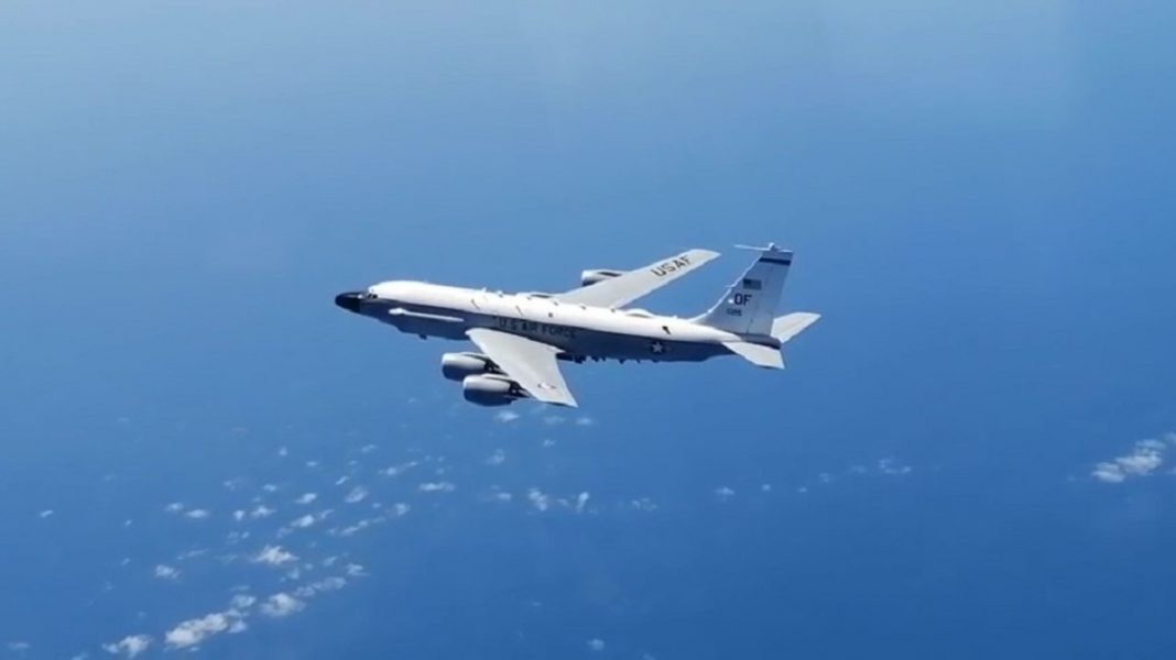Un avion spion american aproape să între într-un avion de pasageri deasupra Mării Negre