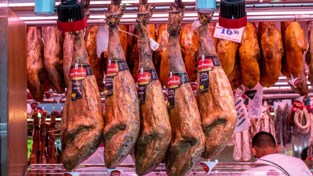 Ministru spaniol a găsit soluția pentru atenuarea efectelor climatice: Consumați mai puțină carne
