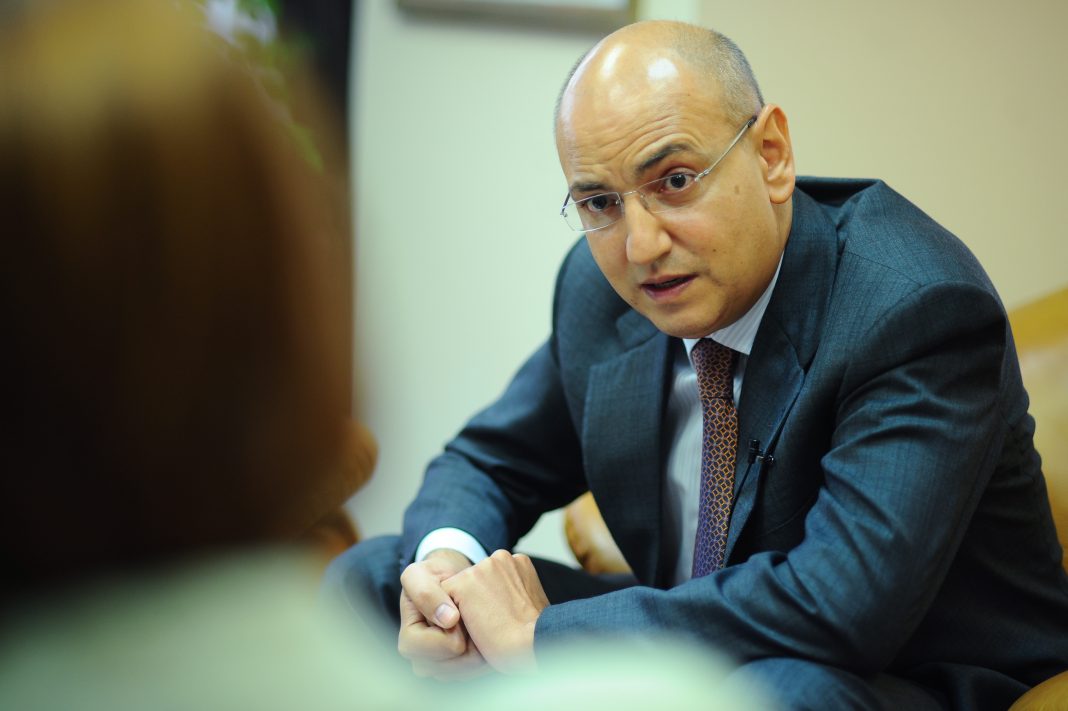 Fost șef al CNSAS: Românilor li se refuză acest drept. Suntem buni doar să cumpărăm 120 de milioane de vaccinuri pe care s-ar putea să le aruncăm la gunoi. Și să trebuiască să cumpărăm altele (acum poate luăm 200 de milioane) pentru că noua variantă de virus bate la ușă ,nu-i așa?