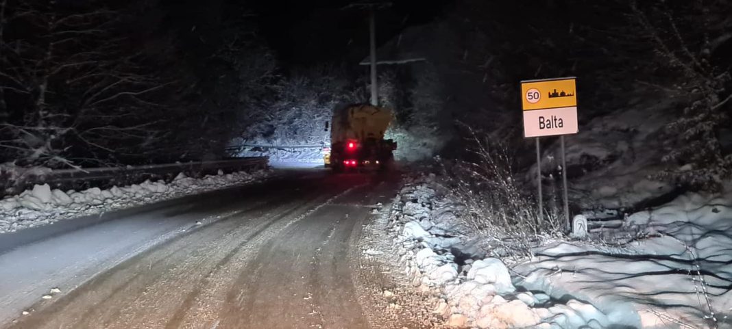 Zăpadă în nordul Mehedințiului/ Aladin Georgescu: Operatorul de deszăpezire intervine la această oră pe DJ 670.Nu plecați la drum fără să aveți autovehiculele dotate cu anvelope de iarnă!