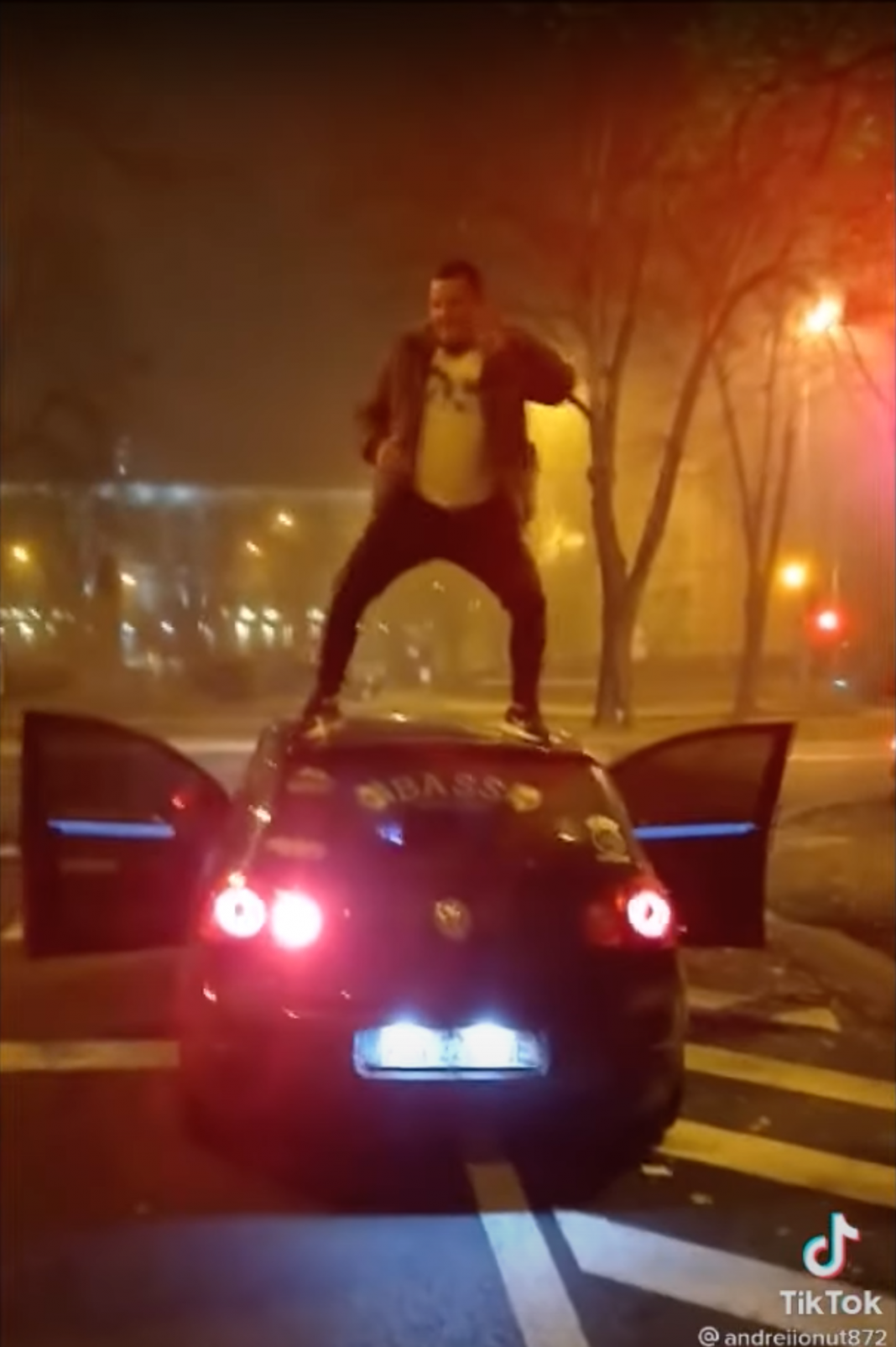 VIDEO/Finul șefului liberal al CJ Timiș a dansat pe mașină în ritm de manele în fața Consiliului Județean: Felicitări Nașu