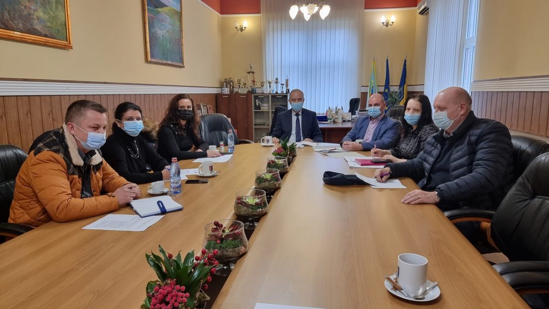 CJ Hunedoara cere Guvernului adoptarea unei Ordonanțe de Urgență care să permită autorităților locale acordarea de compensații pentru traseele nerentabile pentru operatorii de transport persoane