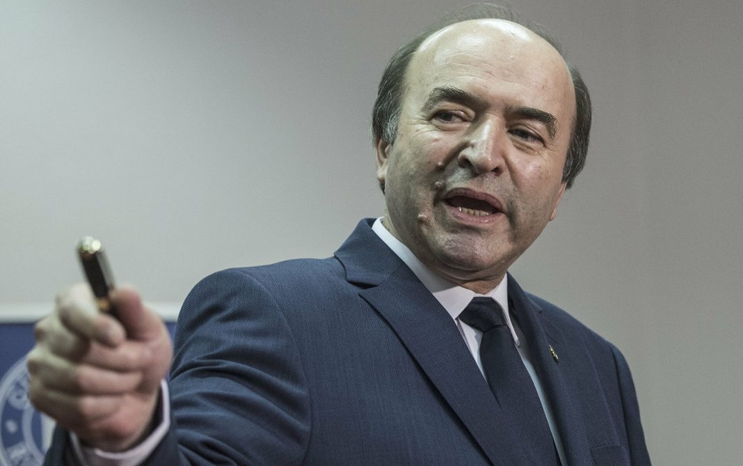 Tudorel Toader consideră inadmisibile sesizările depuse la CCR privind neregulile constatate la turul întâi al prezidenţialelor