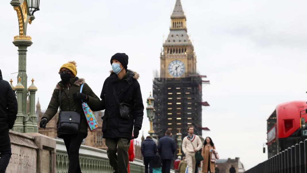UK renunță la restricții: Omicron nu mai contează