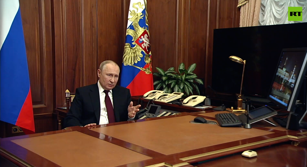 Într-un discurs lung în care nu a anunțat nici o invazie, Putin a proclamat: Ucraina este parte a istoriei noastre. Nu are tradiţie ca stat naţional şi este condusă de puteri străine, o colonie a Statelor Unite cu ”un regim marionetă”.