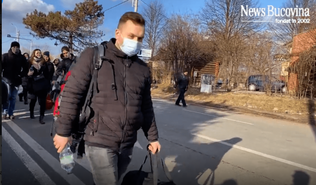 Majoritatea ucrainienilor dintre cei care au trecut joi granița se îndreaptă spre Aeroportul Suceava sau spre Gara din Suceava pentru a pleca mai departe în țări din vestul Europei