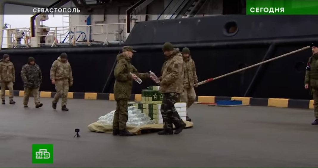 VIDEO/ Cei 13 ucrainieni de pe Insula Șerpilor nu au fost uciși. Imagini cu peste 80 militari ucrainieni care s-au predat rușilor și au fost duși la Sevastopol