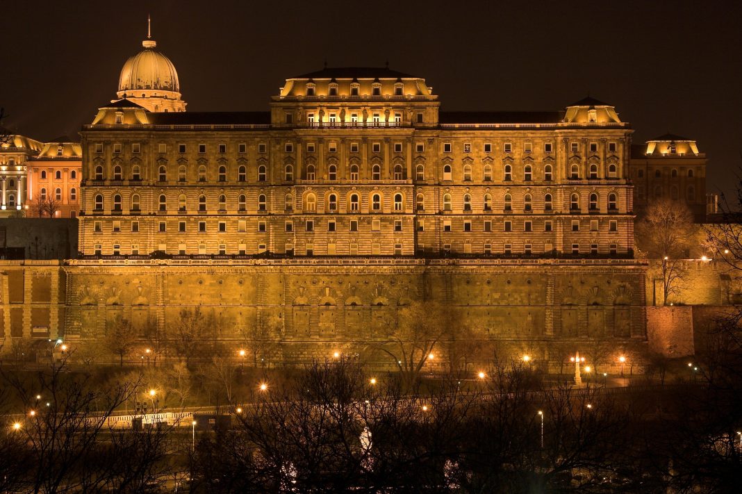 Ungaria dispune de cel mai mare şi cel mai modern parc de instrumente printre colecţiile publice ale Europei Centrale, care permite digitalizarea a 10 milioane de pagini pe an