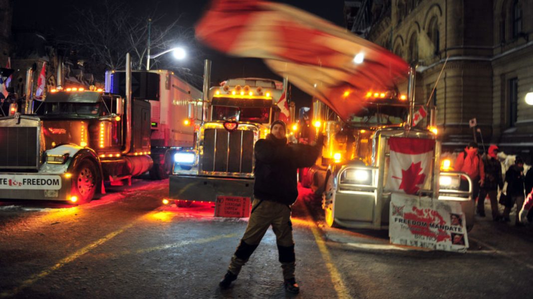 Procurorii generali din West Virginia și Ohio vor să acționeze în Justiție în scandalul confiscării de către un site a 8 milioane de dolari americani pentru camionagii protestarii din Canada. Reacția lui Elon Musk: „Hoți profesioniști”