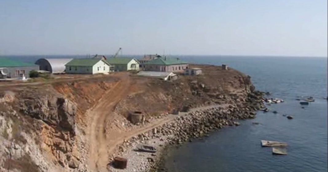 Ministerul rus al Apărării: Toți militarii ucraineni care se predau vor fi eliberați. Moscova spune că 82 de militari ucraineni de pe Insula Șerpilor au depus armele și „s-au predat în mod voluntar unei unități a Forțelor Armate Ruse. În momentul de faţă, li se cere să semneze că refuză să participe la ostilități. În curând, vor reveni în familiile lor”