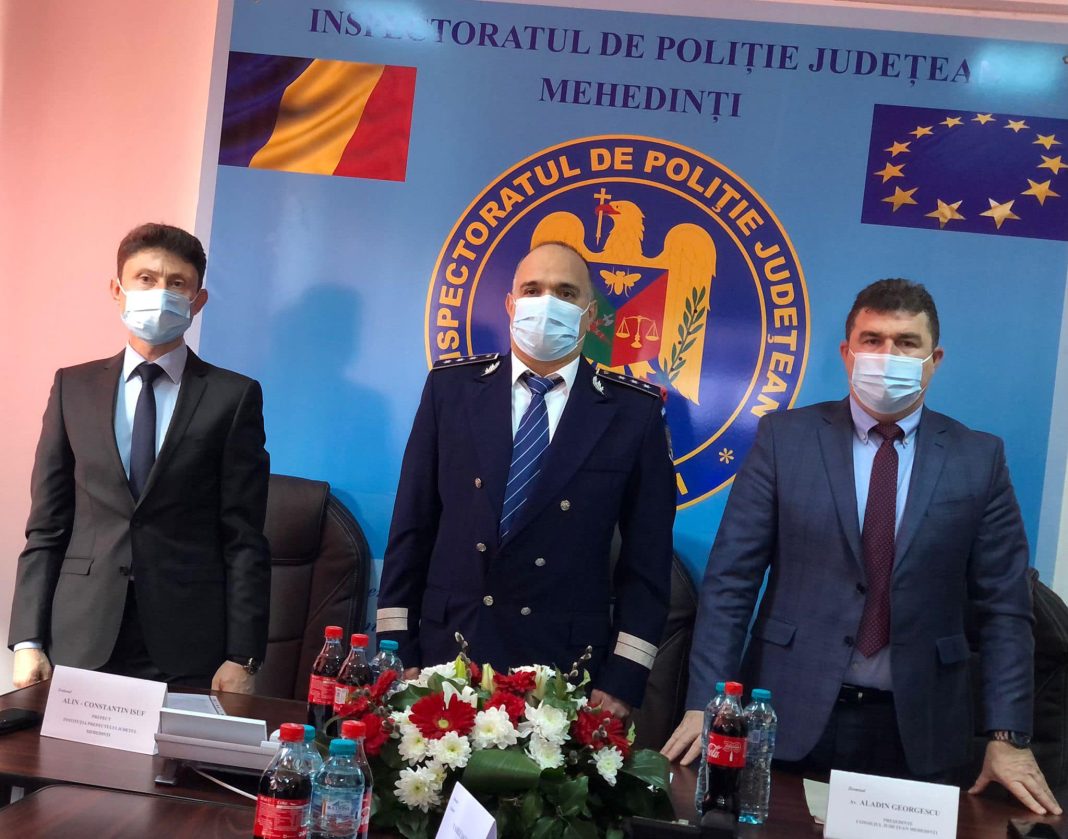 Bilanț la IPJ Mehedinți/ Aladin Georgescu: Anul 2021 nu a fost deloc prietenos cu cei care ne aflăm în slujba cetățenilor, autorități publice, polițiști, pompieri, jandarmi, medici și personal medical. Cu puțin noroc, în câteva săptămâni am putea aștepta sfârșitul crizei sanitare și consider că este momentul de noi începuturi pentru fiecare dintre noi!