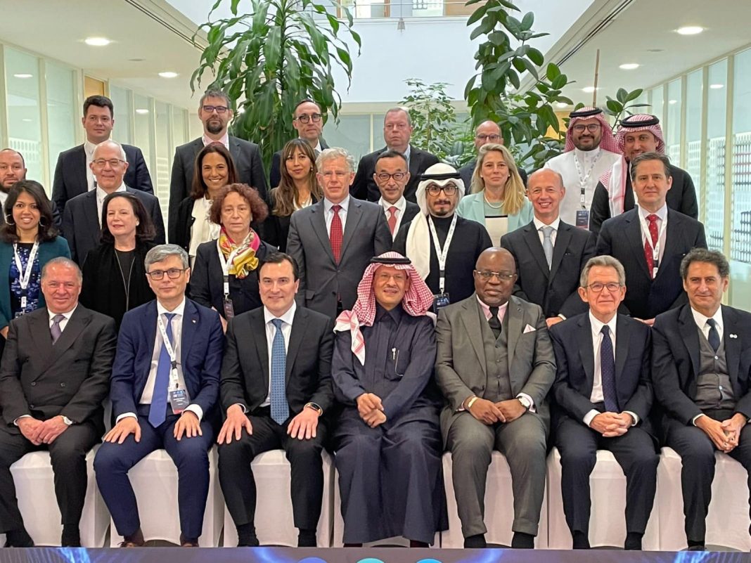 În plină criză a facturilor, Ministrul Dandana are grijă de încălzirea globală în Arabia Saudită. Se laudă singur în presa saudită: România a pus în aplicare un cadru legal pentru protejarea consumatorilor vulnerabili, precum și un mecanism cu măsuri compensatorii pentru familii, întreprinderi mici, IMM-uri și spitale