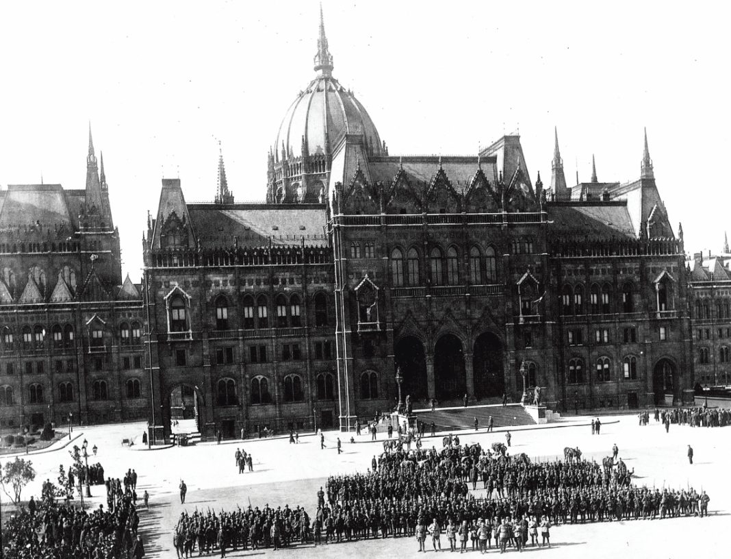 Președintele Parlamentului ungar la Târgu Mureș: În 1956, politica marii puteri în Est a înjunghiat libertatea maghiară, politica marilor puteri din Vest a lăsat-o să sângereze până la moarte, iar lumea întreagă a privit agonia poporului maghiar cu milă şi neputinţă. După cele întâmplate în 1956, nimeni din lume nu are dreptul să dea Ungariei lecţii morale şi politice despre război şi pace