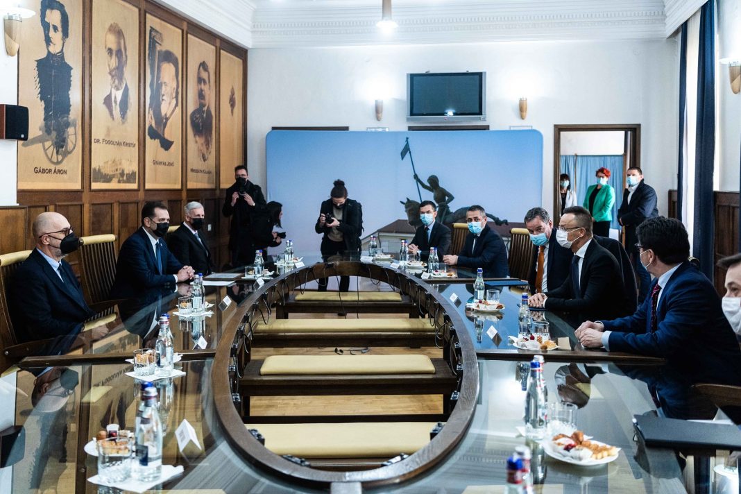 Primarul din Sfântu Gheorghe la întâlnirea cu ministrul de externe maghiar: Să aducem cât mai multe companii din Ungaria aici, în Transilvania, în Ţinutul Secuiesc, la Sfântu Gheorghe, de unde o parte din profit să fie dus acasă, la Budapesta. Avem un proces de reunificare naţională deasupra graniţelor