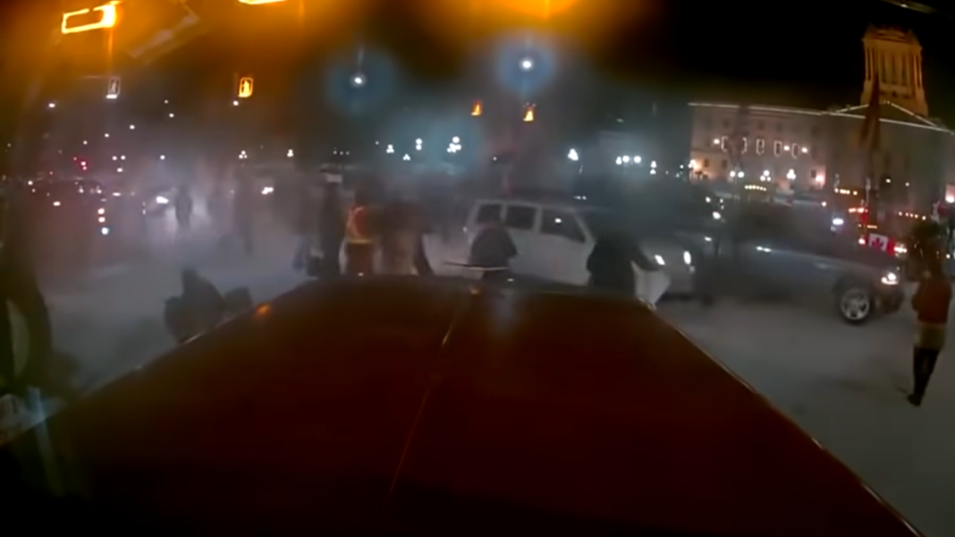 Un bărbat a intrat cu SUV-ul într-un grup de camionagii din Winnipeg
