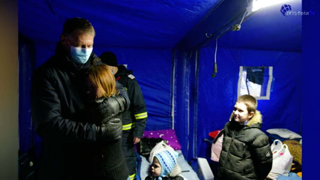 VIDEO/ Cristoiu: Îmbrățisarea lui Klaus Iohannis cu mănuși de schior (preluare Cristoiu vlog)