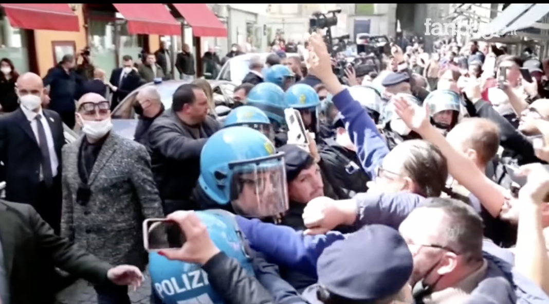 VIDEO/Premierul italian, asediat de manifestanți la Napoli: Nu armelor în Ucraina. Nu creșterii cheltuielilor militare