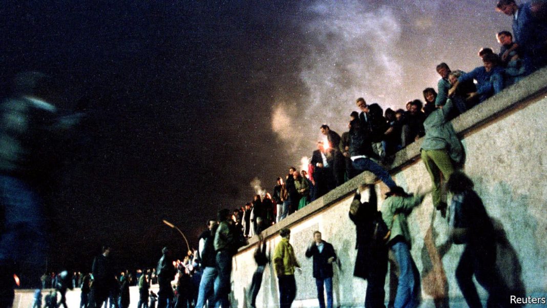 Plecând de la căderea Zidului Berlinului…
