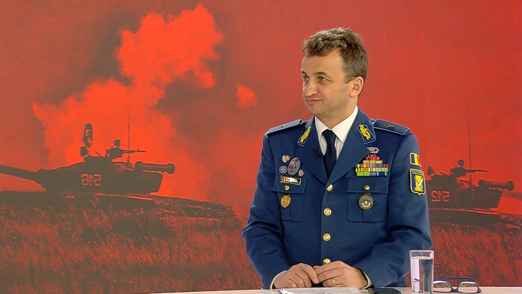 „În ce țară a lumii un general cu specializarea în rachete antiaeriene nu era trecut în rezervă a doua zi după ce comenta în direct la TV un joc video ca fiind o scenă reală de război?”