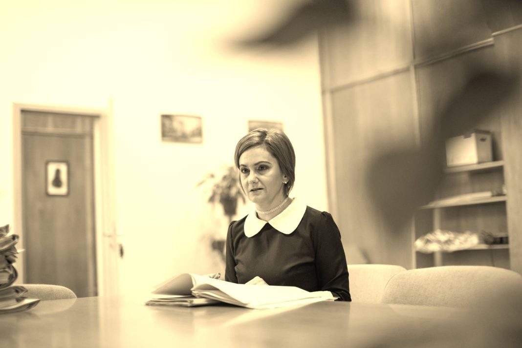 Judecătoarea Adriana Stoicescu: Câți vom întinde o bucată de pâine, în altă zi decât cea de Paști, fără să ne fotografiem, zâmbind tâmp, pentru o mie de like-uri ?