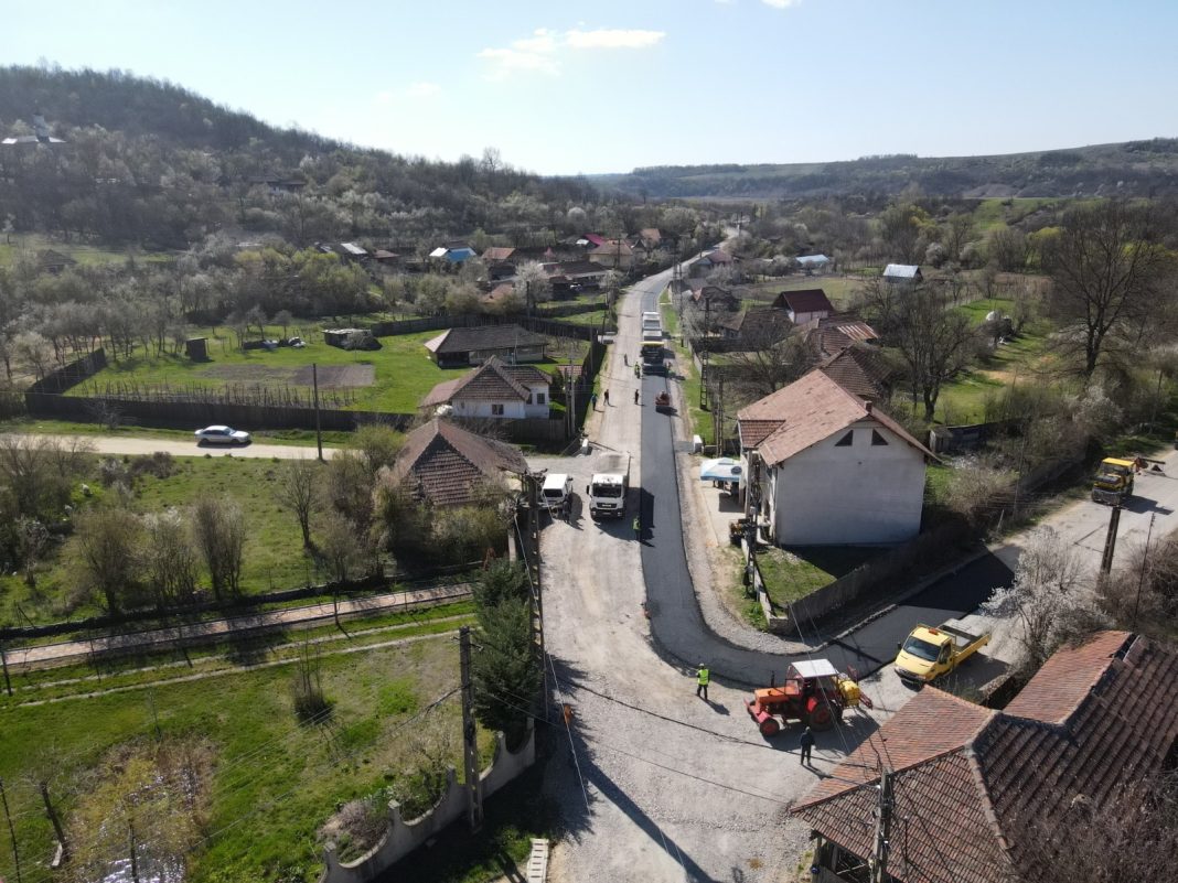 MEHEDINȚI: Se toarnă asfalt în localitatea Peri, în cadrul unui proiect cu fonduri europene prin care se modernizează 28 km drumuri județene.