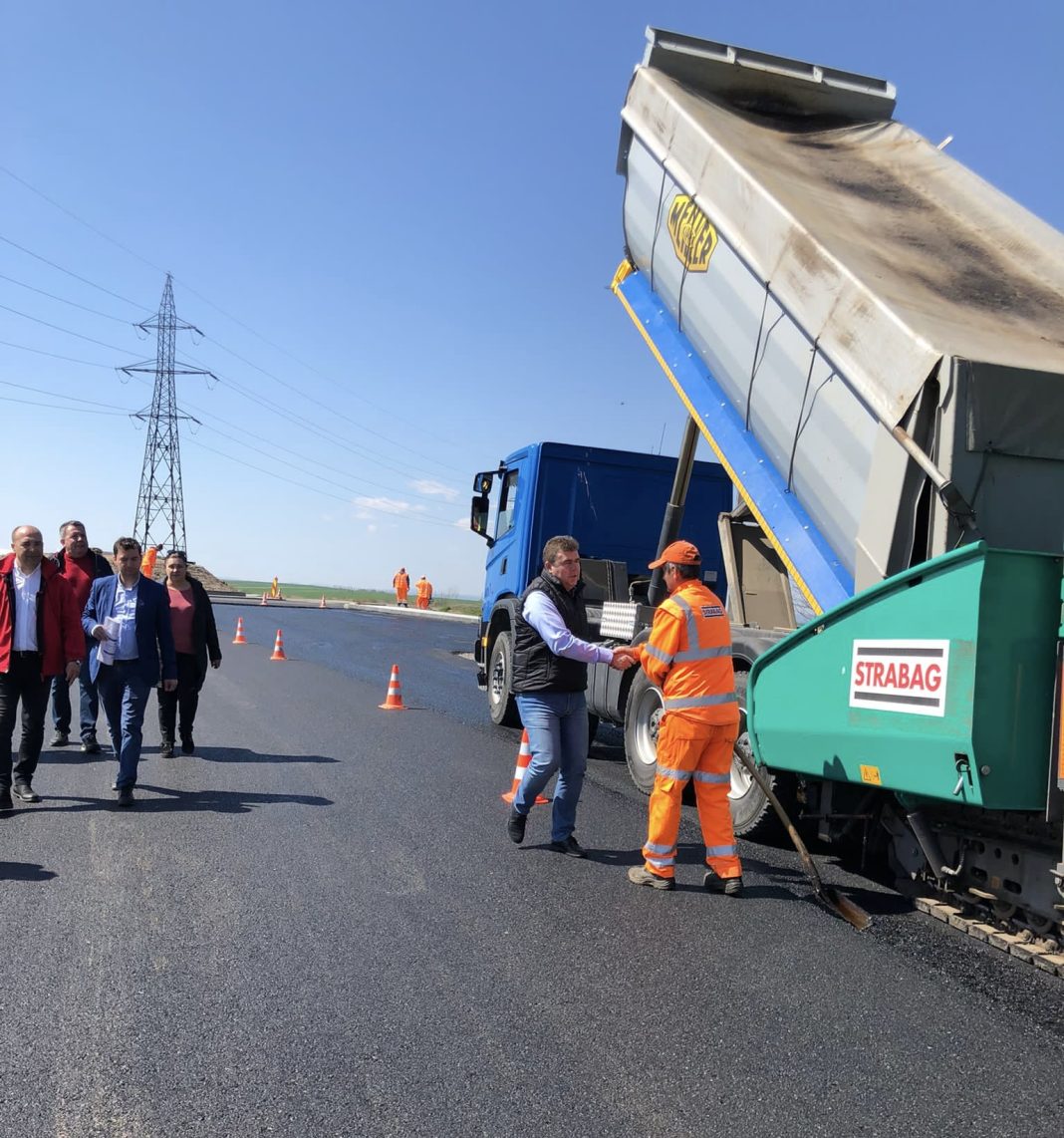 Sens giratoriu la Stejerica/Aladin Georgescu, șeful CJ Mehedinți: Se lucrează și la sensul giratoriu de la Vânjuleț, la intersecția DJ 562A cu drumul care duce în Dealul Stârmina.Noi am gândit aceste sensuri pentru că ne-am dorit să creștem gradul de siguranță rutieră în zonă, pentru că sunt intersecții importante la nivelul județului și mă bucur că și participanții la trafic cu care am stat de vorbă erau mulțumiți