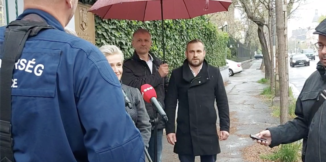 3 politicieni Jobbik, protest cu gunoaie la Ambasada României din Budapesta: Vecinii noştri români ne poluează şi ne otrăvesc