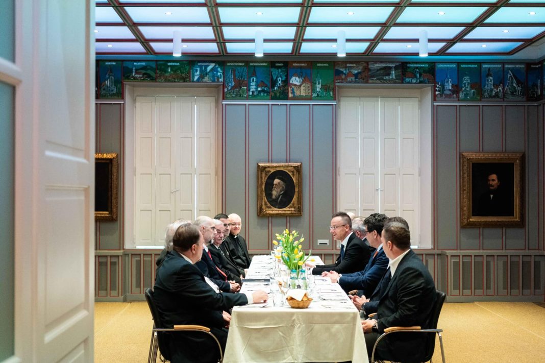 Ministrul de externe maghiar la Cluj: Nu livrăm și nici nu permitem tranzitarea țării cu arme pentru Ucraina. Cetățenii maghiari au decis la alegerile parlamentare că nu se dorește luarea vreunei deciziii care să riște implicarea țării în război. Așteptăm respect pentru decizia noastră