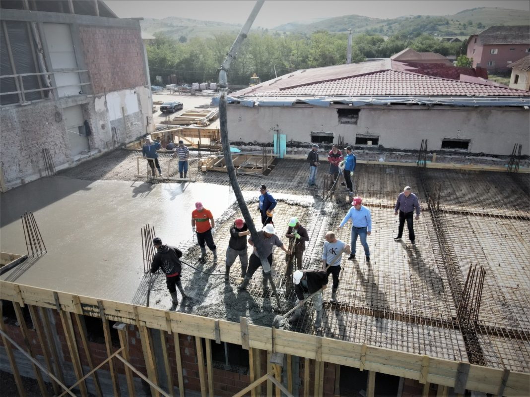 Mehedinți: LUCRĂRI INTENSE LA CLĂDIREA FOSTULUI SPITAL ORĂȘENESC DIN VÂNJU MARE