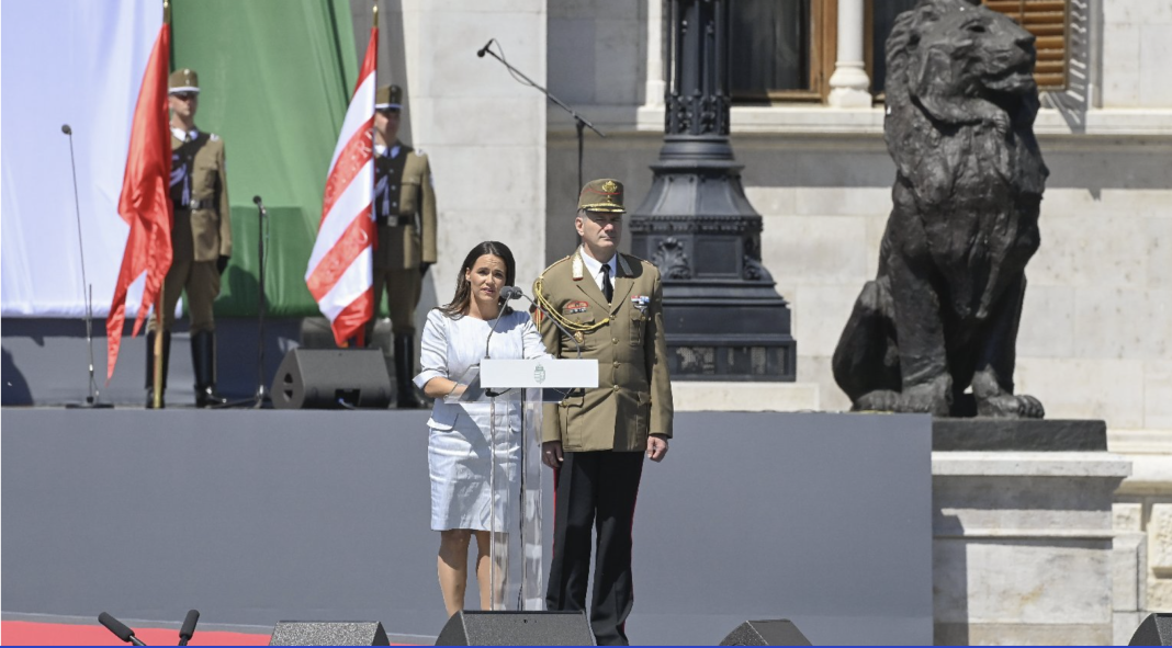 Noul președinte al Ungariei: Trebuie să arătăm ce înseamnă pământul natal. Maghiarii trăiesc din nou cu capul sus, privesc lumea din perspectiva lor, având în faţa ochilor propriile interese. Maghiarii şi-au recăpătat încrederea în sine, conştiinţa de maghiar