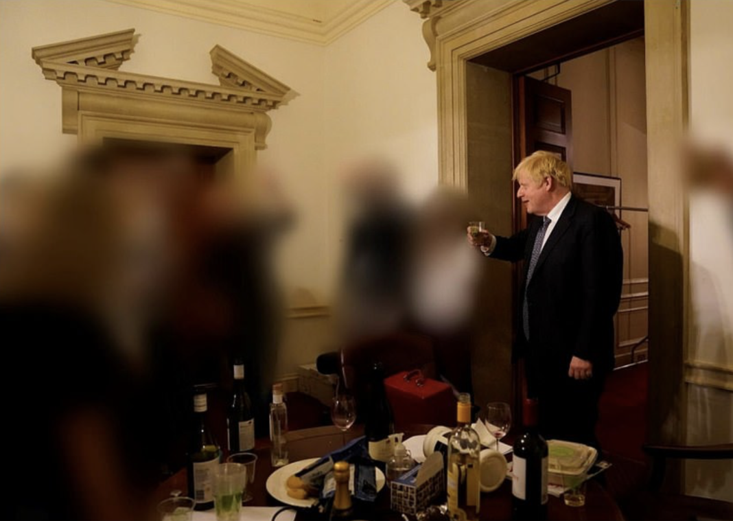 Premierul britanic, beții și dezmăț în clădiri guvernamentale în timpul pandemiei, nu vrea să demisioneze