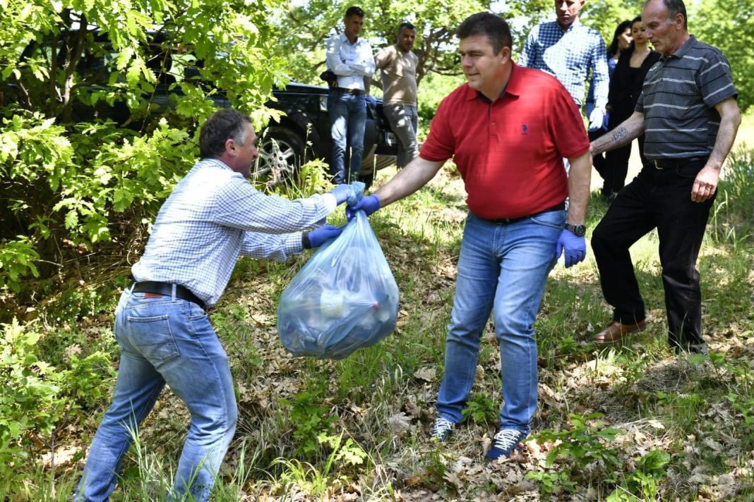 #Curățăm_România la Malovăț/Șeful CJ Mehedinți: Avem speranța că după această acțiune, oamenii vor înțelege să nu mai arunce saci de gunoaie în râpe așa cum se întâmplă acum, cu atât mai mult cu cât e mult mai simplu să îl scoată la poartă atunci când operatorul de salubritate trece să îl ridice!