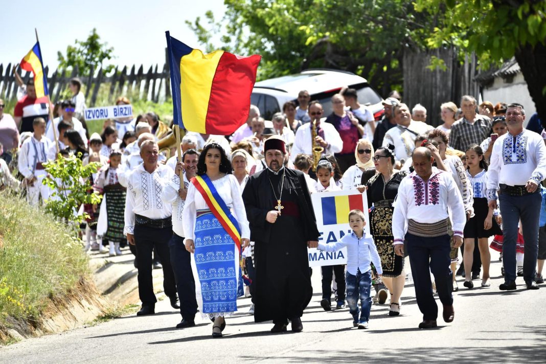 ZILELE COMUNEI GODEANU/ Președintele CJ Mehedinți:I-am asigurat pe cei prezenți că facem toate eforturile să modernizăm această zonă, așa cum am făcut cu DJ 670, tronsonul Malovăț – Marga, drum care se află în plin proces de reabilitare, la fel ca și tronsonul Marga – Cireșu al DJ 607B, unde s-a turnat, de curând, primul strat de asfalt