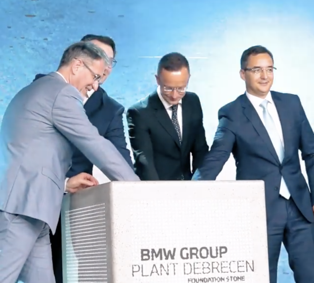 Începe construcția fabricii BMW de la Debrecen/ Ministrul maghiar de externe: În Europa – în afară de Germania – Ungaria este singura ţară în care toate cele trei mari companii germane de automobile premium vor avea fabrici