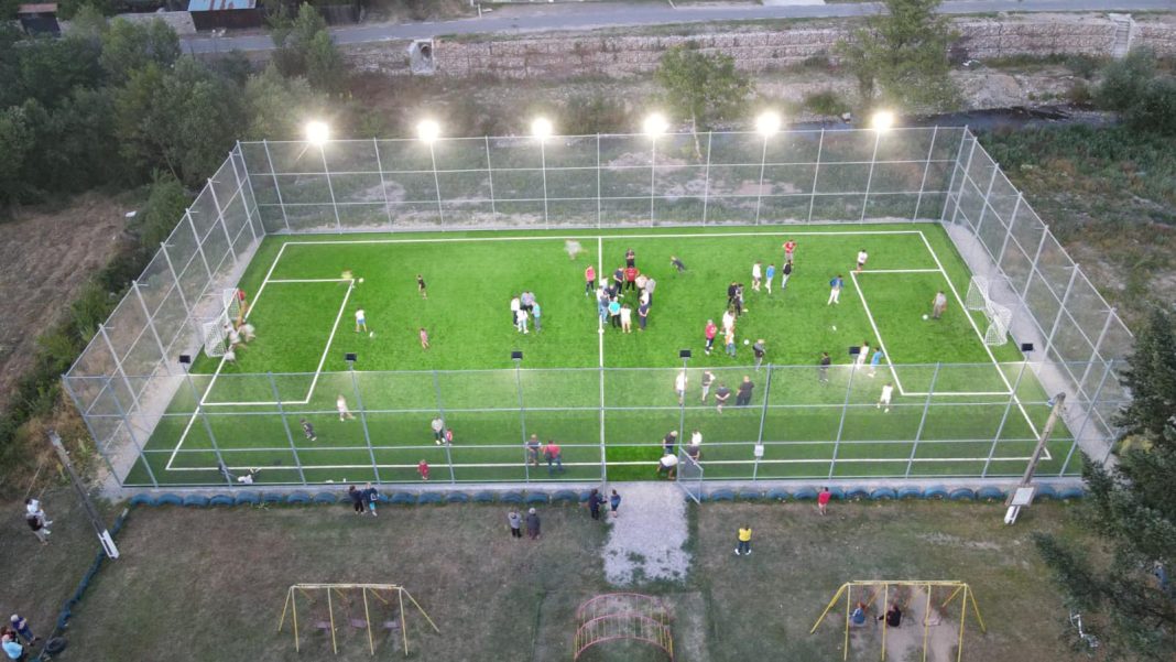 Teren de minifotbal modern la Eșelnița, pe Clisura Dunării