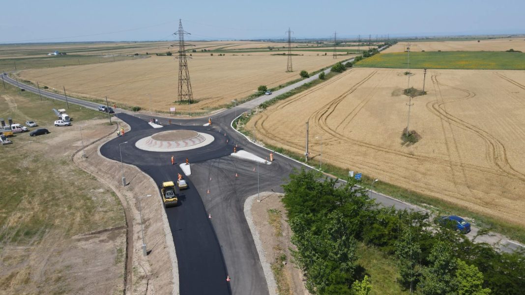 S-a turnat cel de-al doilea strat de asfalt în sensul giratoriu pe care Consiliul Județean Mehedinți îl realizează pe DJ 562A, Rogova-Cioroboreni-Patulele