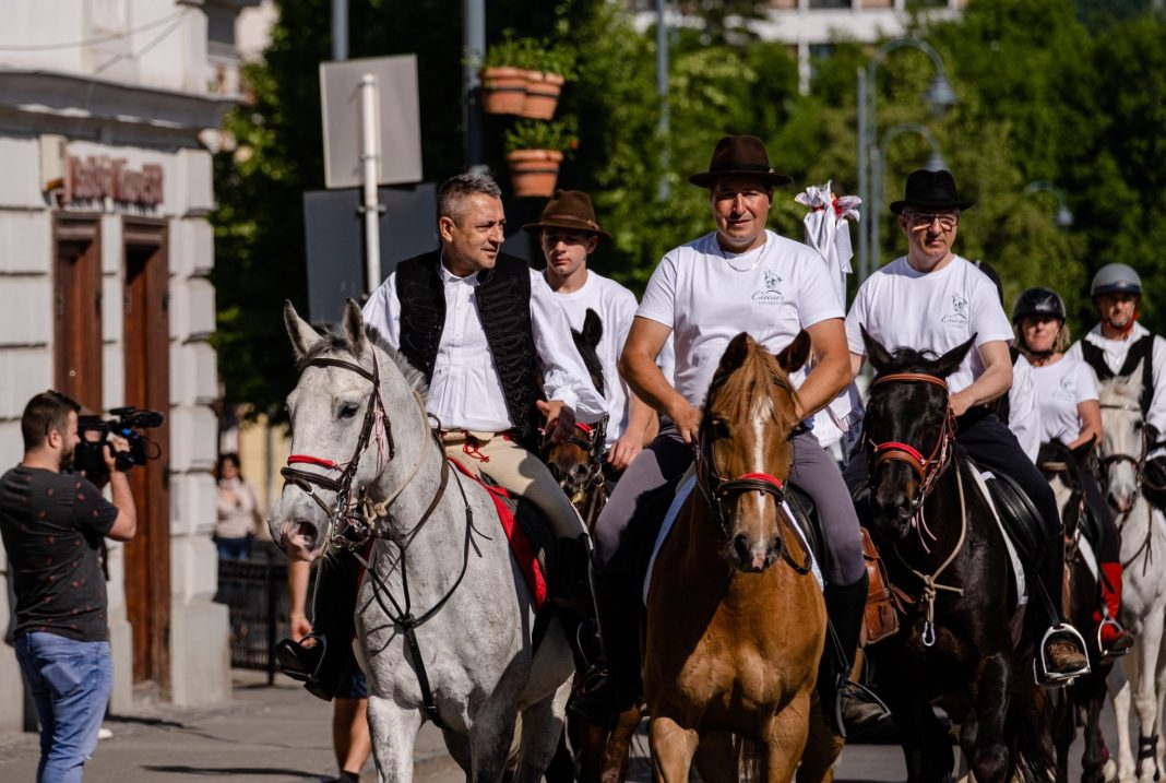 Ungurii merg pe cai spre Șumuleu Ciuc de Rusaliile Trianon
