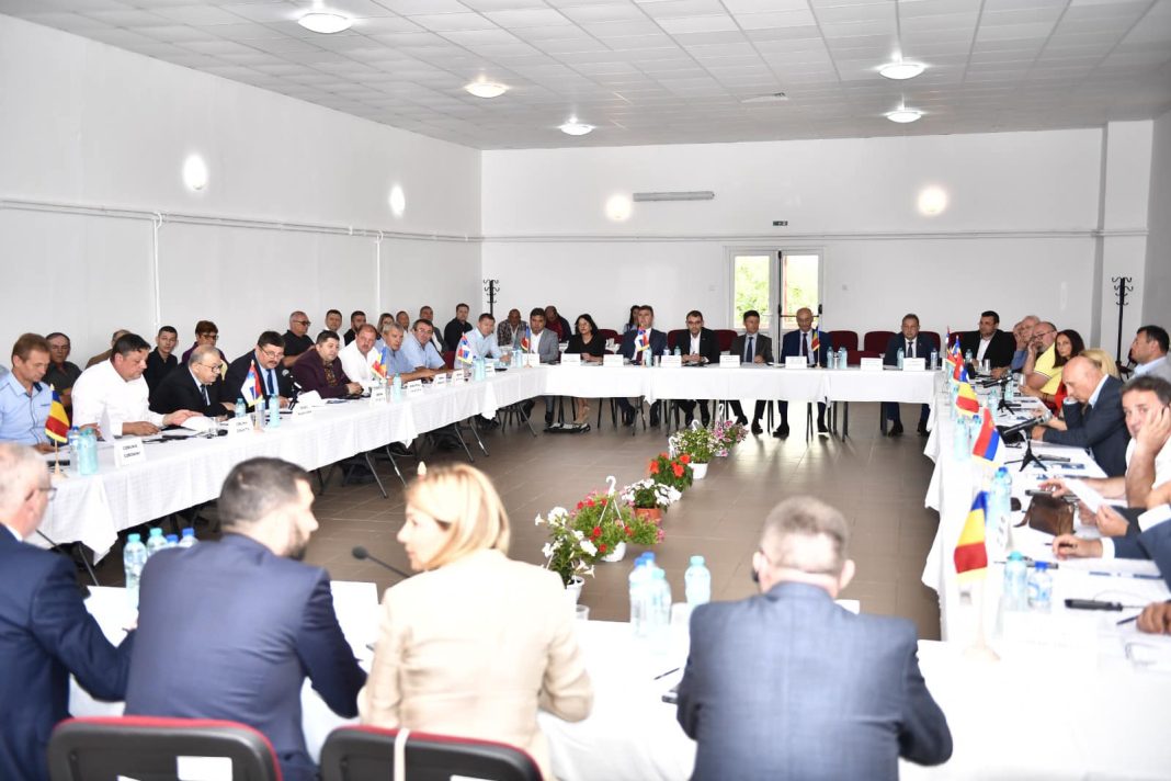 Primarii români și sârbi de pe Clisura Dunării s-au reunit la Șvinița. Șeful CJ Mehedinți: Avem domenii de interes comune, cum ar fi turismul, chiar protecția mediului în zona transfrontalieră și dezvoltarea de noi investiții în interesul cetățenilor!Ne leagă Dunărea și putem fructifica împreună oportunitățile economice pe care această minunată bogăție comună le are