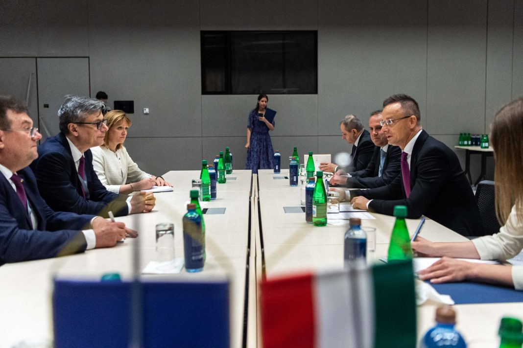 Ministrul de externe maghiar i-a bătut obrazul ministrului român al Energiei: Faptele nu se potrivesc. Exploatarea zăcămintelor de gaze naturale din Marea Neagră întârzie