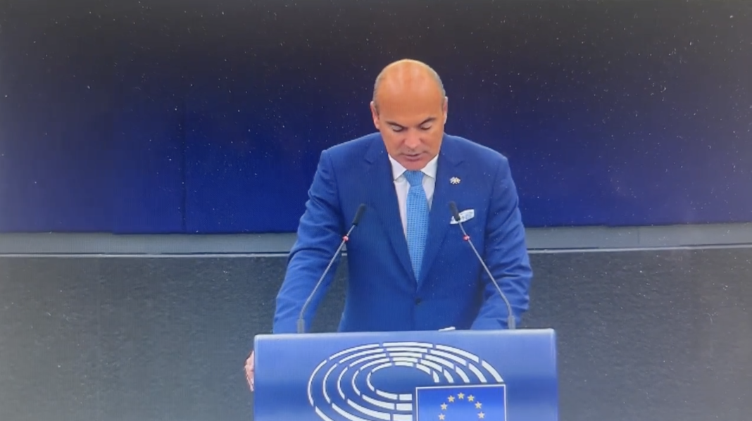 VIDEO/ Rareș Bogdan în plenul Parlamentului European: De 11 ani, românii mei sunt ţinuţi la uşa unui club exclusivist. Cel mai credincios popor din Uniunea Europeană, cel mai eurooptimist, cu multă suferinţă în mentalul colectiv, este tratat cu indiferenţă
