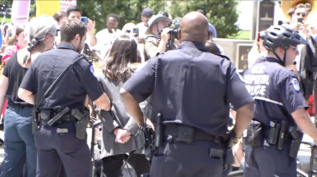 17 parlamentari democrați americani au fost arestați