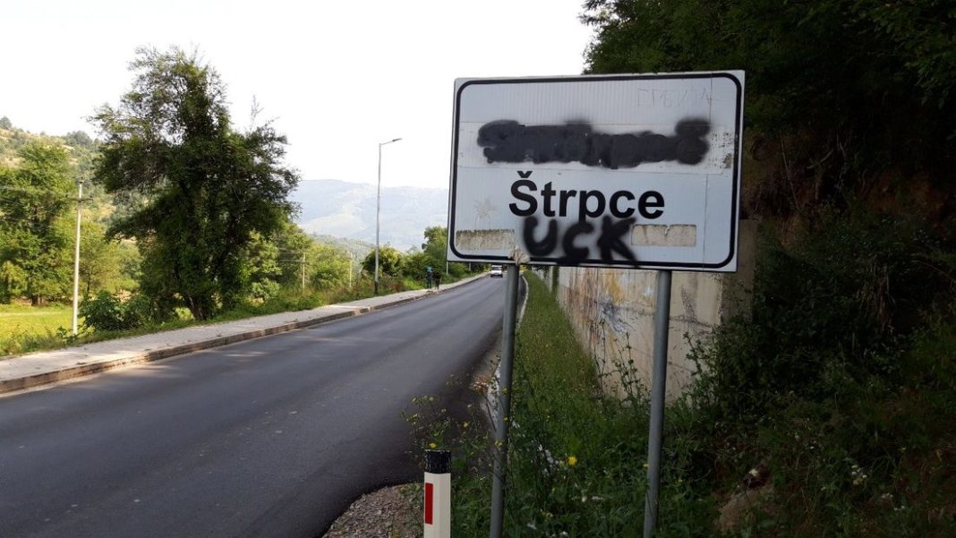 Trupele speciale kosovare au intrat într-o comună sârbească: Au blocat întreaga comună și au intrat și în școala generală de pe Brezovica, în poșta din satul Drajkovac, au percheziționat și clădirea Organului provizoriu de unde au luat toată documentația și calculatoarele, au intrat și în clădirea TV Happy, singura televiziune în limba sârbă