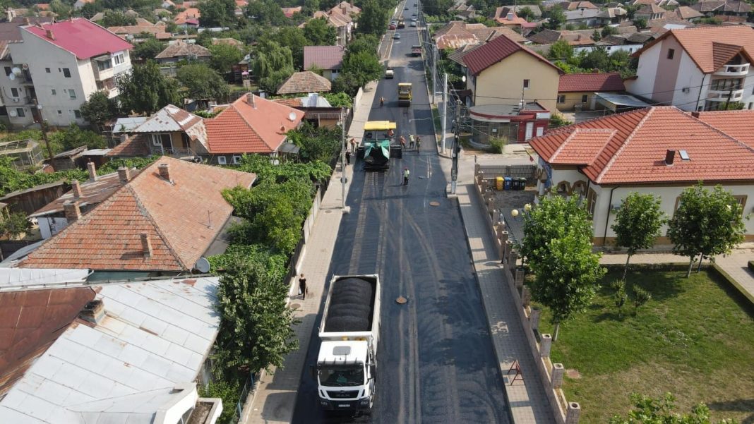 Cel mai amplu proiect de asfaltare a străzilor din Vânju Mare (Mehedinți) este pe ultima sută de metri