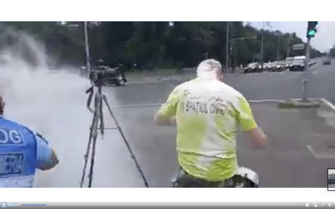 VIDEO/Mălin Bot a primit în cap o pungă de făină în Piața Victoriei de la foștii camarazi Angi Șerban și Sandu Matei