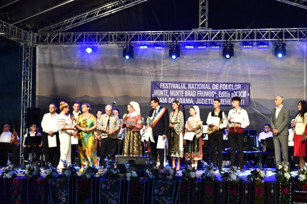 “Munte, Munte, Brad Frumos” la Baia de Aramă