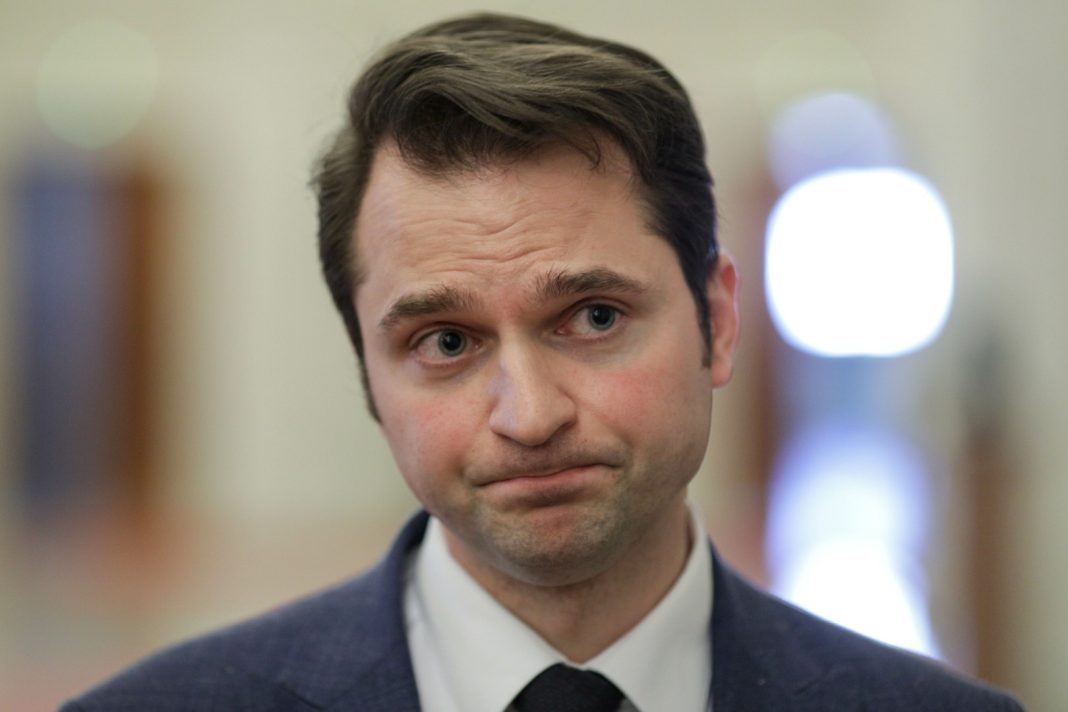 Ministrul Digitalizării: Semnez munţi de documente pe hârtie. Primesc zilnic această întrebare, când scăpăm de dosarul cu şină? Se va întâmpla lucrul acesta în ani de zile