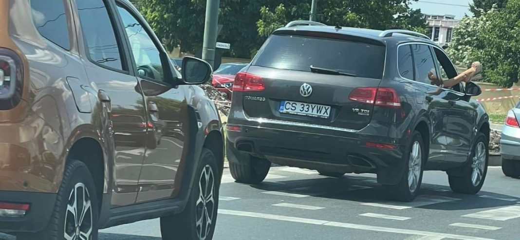 Excentricul șef al Caraș Severinului și șocanta sa Doamnă: În fundul gol la Mamaia și cu picioarele scoase pe geamul SUV-ul Consiliului Județean