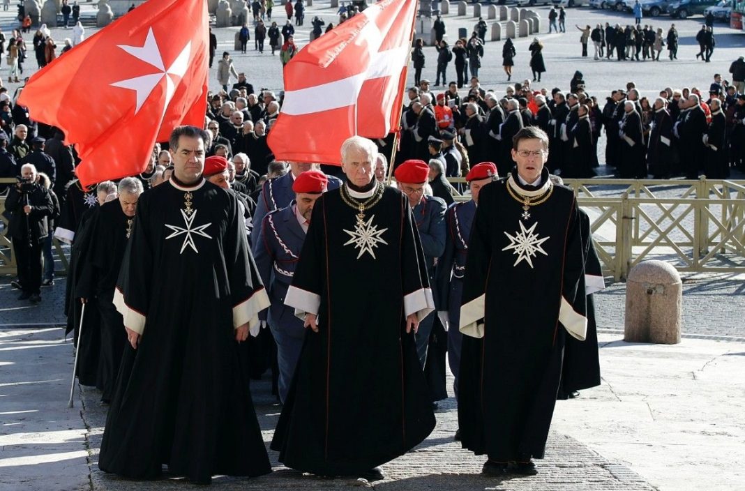 Papa a demis conducerea Cavalerilor de Malta