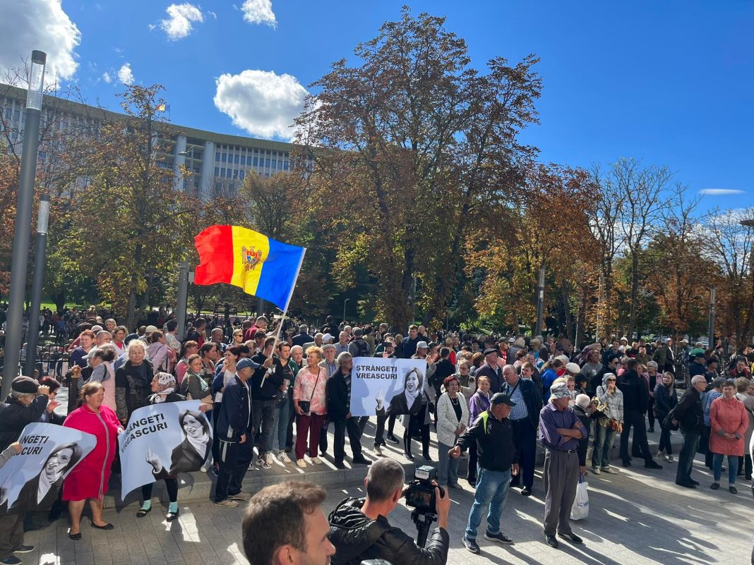 Protestari ridică corturi în fața Parlamentului Moldovei cerând demisia guvernului. Ilan Șhor amenință că va prezenta „dovezi” privind implicarea Maiei Sandu în afaceri de corupție